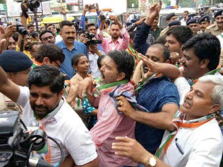 Photos : ધાનેરા, રાજકોટ, મોરબી ઠેર ઠેર કોંગ્રેસે કર્યો વિરોધ, થઇ અટક