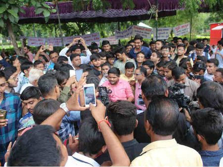 વિધાનસભા બહાર હાર્દિક સહિતના પાસના કાર્યકર્તાઓની અટકાયત