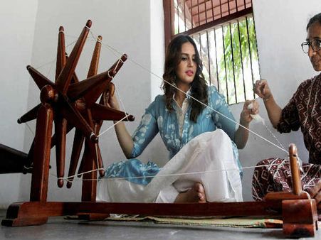 ગાંધી આશ્રમની મુલાકાતે હુમા કુરૈશી, કાંત્યો રેંટિયો