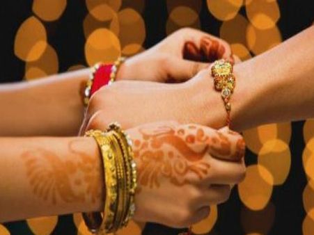 રક્ષાબંધન2017:તસવીરોમાં જુઓ ભાઇ-બહેનના પ્રેમના પર્વની અનોખી ઉજવણી