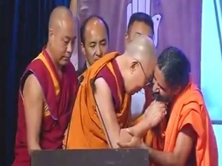 Video: જ્યારે દલાઇ લામાએ પકડી બાબા રામદેવની દાઢી