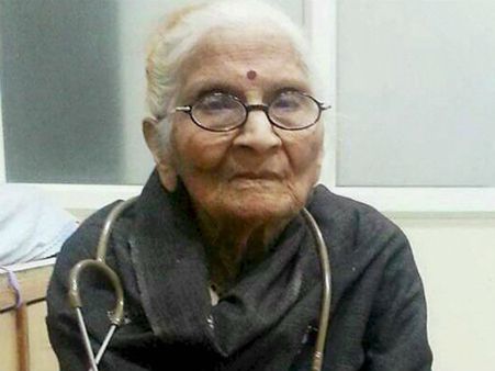 91 વર્ષના ડૉ. ભક્તિ યાદવ, 1948થી કરે છે મફત ઇલાજ