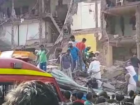 મુંબઇના ડોંગરીમાં 3 માળની બિલ્ડીંગ પડી, 10 લોકોની મોત