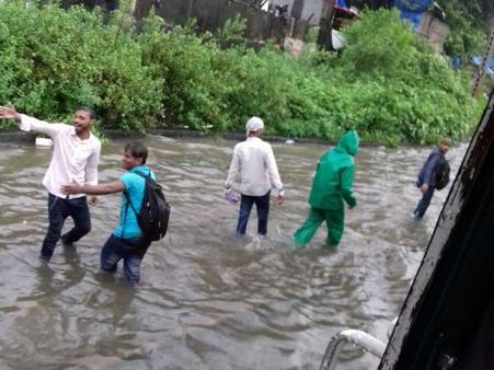 મુંબઇ વરસાદ: ફસાયેલા લોકો માટે હેલ્પલાઇન નંબર