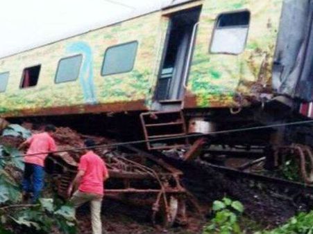 નાગપુર-મુંબઇ દુરંતો એક્સપ્રેસના 5 ડબ્બા પાટા પરથી ઉતર્યા