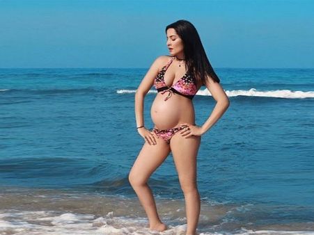 બિકિનીમાં બેબી બમ્પ ફ્લોન્ટ કરતી સેલિના