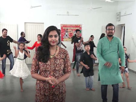 Learn Garba : બોમ્બે સ્ટાઇલ ગરબા રમતા શીખો આ વીડિયોમાં