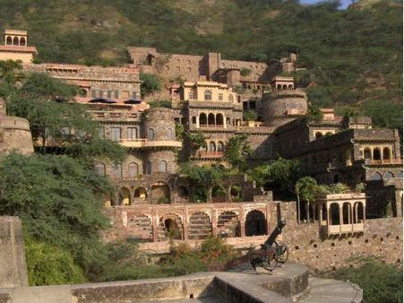 નીમરાના કિલ્લો