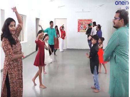 Video : શું તમે આવા દાંડિયા રાસ રમતા જોયા છે?