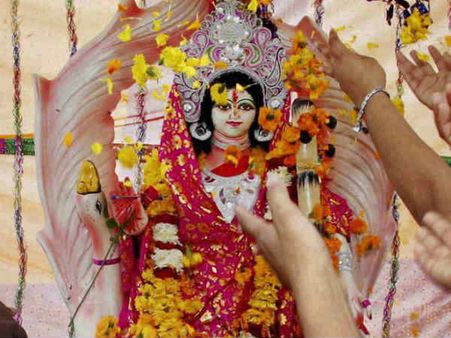 સતીએ પોતાને બાળી ભસ્મ કરી દીધી સતીએ પોતાને બાળી ભસ્મ કરી દીધી