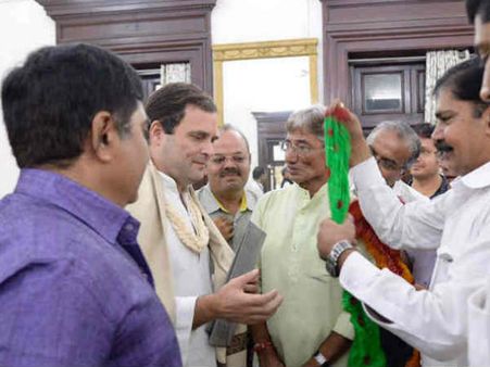 વેપારીઓ સાથે મુલાકાત વેપારીઓ સાથે મુલાકાત