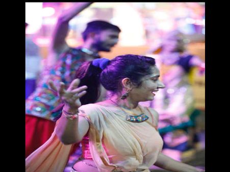 Navratri 2017 photos : ગૌરીઓના નખરાં ને ખેલૈયાઓના ઠાઠ