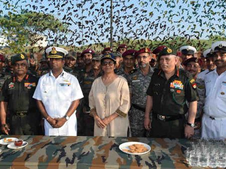 રક્ષા મંત્રી નિર્મલા સીતારામને લીધી ગુજરાતના આર્મી બેઝની મુલાકાત