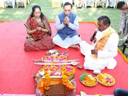 ગાંધીનગર ખાતે CM વિજય રૂપાણીએ કરી શસ્ત્ર પુજા