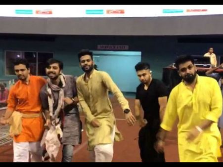 Navratri GIF : હવે સેલ્ફી નહીં નવરાત્રીમાં વીડિયોનો ટ્રેન્ડ છે!