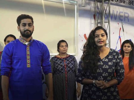 How To: વીડિયો જોઇને ઘરે બેઠા ગરબા કરતા શીખો, અહીં