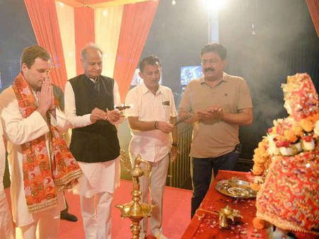 રાહુલ ગાંધીએ માણ્યા ગુજરાતના ગરબા, કરી આરતી