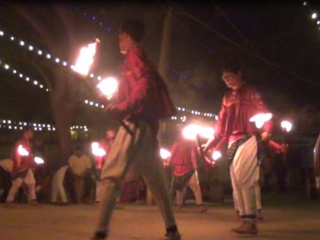 Video: અગ્નિને હાથમાં પકડીને ગરબા રમતા તમે જોયા છે?