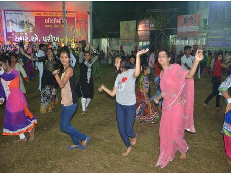 પહેલા નોરતે જ વરસાદે મારી એન્ટ્રી, આયોજકોમાં ચિંતા