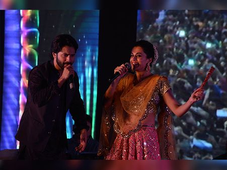 અમદાવાદમાં ગરબે ઘૂમ્યા વરુણ ધવન અને તાપસી પન્નુ