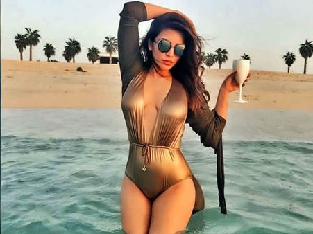 શમા સિકંદરના દુબઇ હોલિડેના ફોટોઝ છે Super Hot! 