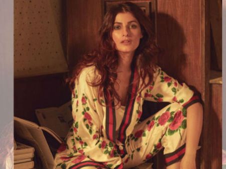 પુસ્તકોનું અપમાન કરવા બદલ ટ્વિંકલ ખન્ના થઇ ટ્રોલ