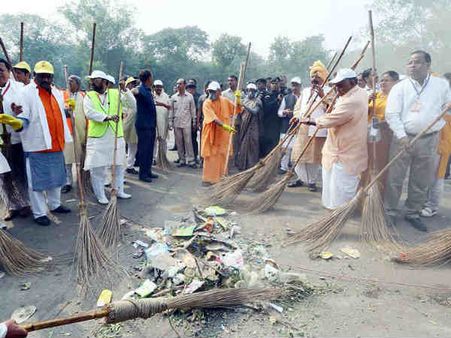 30 મિનિટની મુલાકાતમાં, યોગીની તાજ સફાઇ કે નાટક?