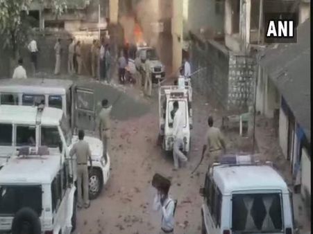 દાહોદ: રોષે ભરાયેલા ટોળાએ પોલીસ મથક પર કર્યો પથ્થરમારો