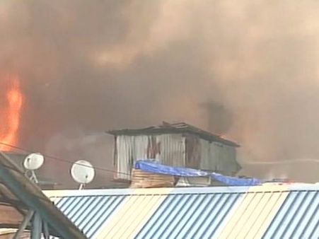 મુંબઇ: બેહરમપાડા વિસ્તારમાં લાગી આગ, 12 વોટર ટેન્કર ઘટનાસ્થળે