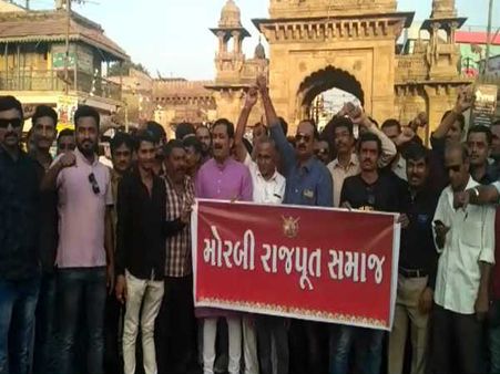 મોરબી રાજપૂત સમાજ દ્વારા ભણસાળીના પૂતળાનું કર્યું દહન