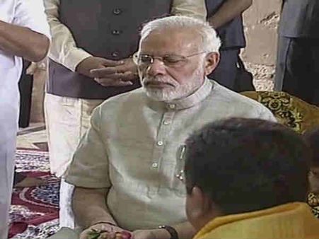 Dwarka: દ્વારકા પહોંચ્યા મોદી, કર્યા જગતના તાતનાં દર્શન