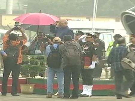 ભારે વરસાદમાં પણ રાષ્ટ્રગાનના સન્માનમાં ઊભા રહ્યા રાષ્ટ્રપતિ