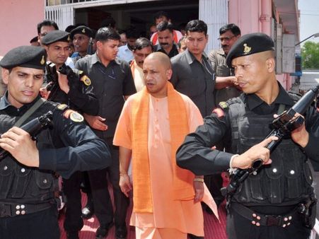 વિવાદિત નિવેદનો વચ્ચે તાજમહેલ પહોંચ્યા યોગી