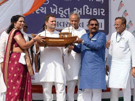 વલસાડમાં રાહુલ ગાંધીનો રોડ શો, સાથે હતા એક નાનકડા નેતા