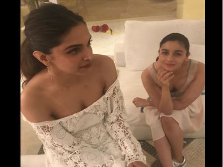 આલિયા ભટ્ટ, દીપિકા પાદુકોણ