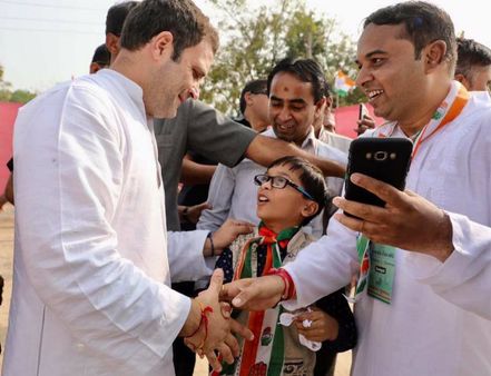 થરામાં રાહુલ ગાંધીએ કર્યું સંબોધન 