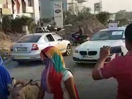 Video : BMW કારને અમદાવાદના વેપારીએ ગધેડાથી ખેંચાવી, કેમ કે