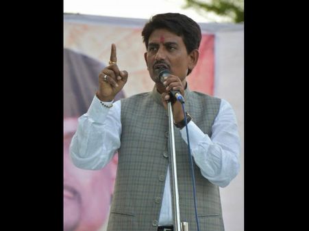 બિલ્ડરો, ઉદ્યોગપતિઓને ગૌચર નહી આપવા માંગ