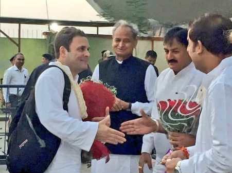 ખભે થેલો લટકાવી, રાહુલ ગાંધી વહેલી સવારે પહોંચ્યા ગુજરાત