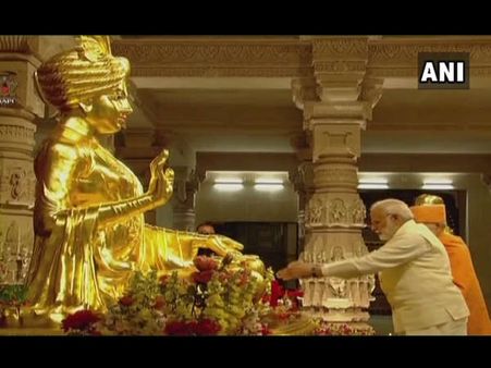 અક્ષરધામના ગર્ભગૃહમાં PM મોદીએ પુષ્પાંજલિ અર્પણ કરી