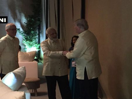 ASEANમાં ભાગ લેવા ફિલીપાઇન્સ પહોંચ્યા PM, ટ્રંપ સાથે કરી મુલાકાત