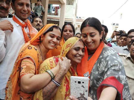 નવસારીમાં કેન્દ્રીય મંત્રી સ્મૃતિ ઇરાની કર્યો ભાજપનો પ્રચાર