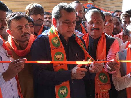 રાજકોટ: રાજપૂત કરણી સેનાએ પરેશ રાવલને માર્યો લાફો?