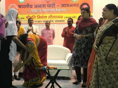 રક્ષામંત્રી નિર્મલા સીતારામન શહીદની માતાને લાગ્યા પગે