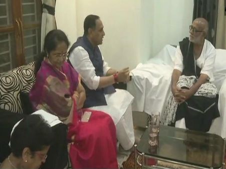 રાજકોટમાં CM રૂપાણીએ મોરારી બાપુ સાથે કરી મુલાકાત