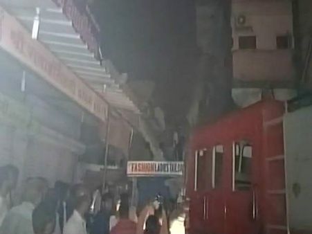 વાપીમાં ત્રણ માળની ઇમારત પડી, અનેક ફસાયા હોવાની આશંકા