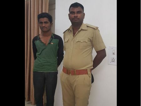 ગુજરાત ચૂંટણી: પોલીસના વેશમાં દારૂની હેરાફેરી, બેની ધરપકડ