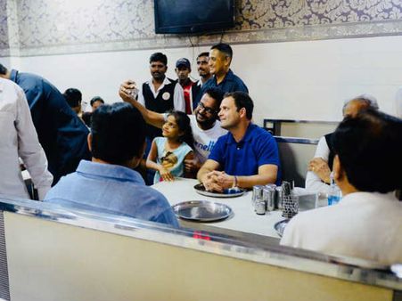 રાહુલ ગાંધીએ વાપીની હોટલમાં માણી કઢી ખીચડી