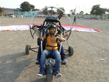 દાહોદમાં પેરાગ્લાઈડર મારફત ચૂંટણી સાહિત્ય વિતરણનો નવતર પ્રયોગ