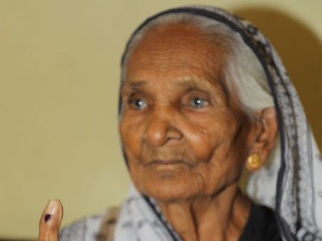 Special story : આ દાદા-દાદીઓ અ'વાદની ચૂંટણીમાં મહત્વની ભૂમિકા ભજવશે